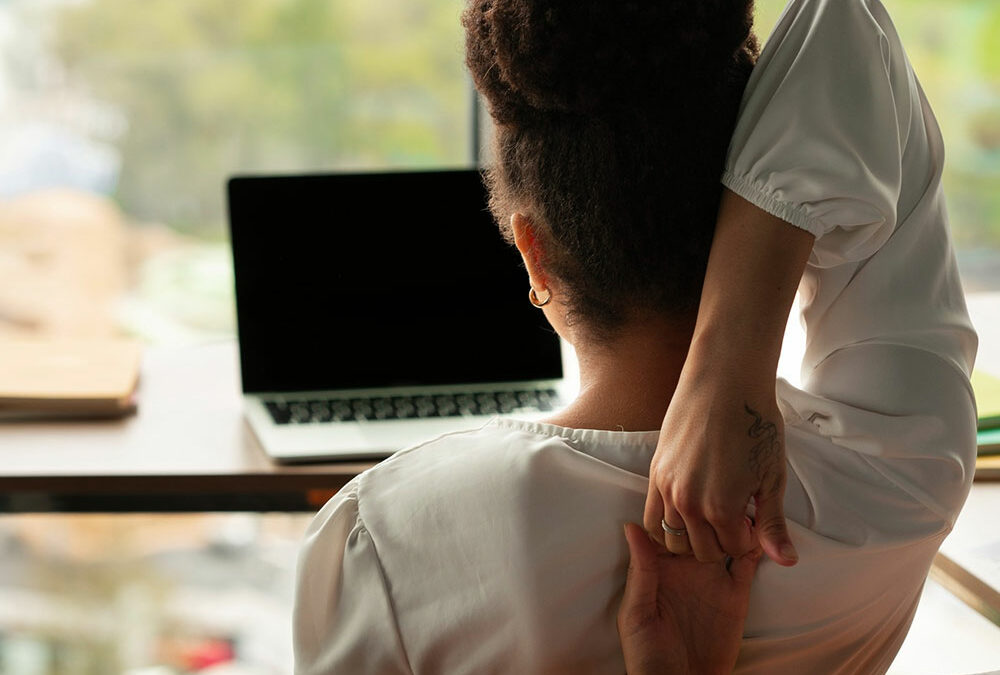 Warum der Körper im Alltag Spannung speichert und sie im Yoga sichtbar wird